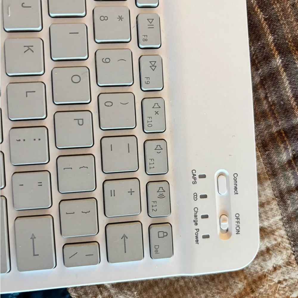 Wireless blue tooth keyboard
